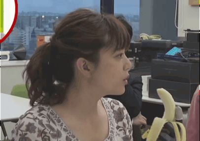 【GIF】女子アナ三谷紬さん、バナナが舌に触れてビクンとなる